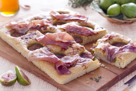 Focaccia au jambon cru et figues