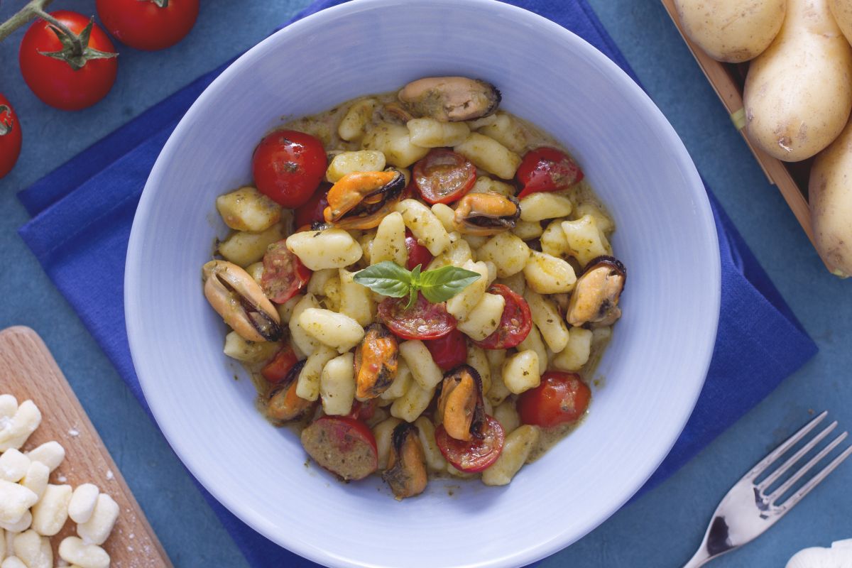 Gnocchis aux tomates cerises, pesto et moules