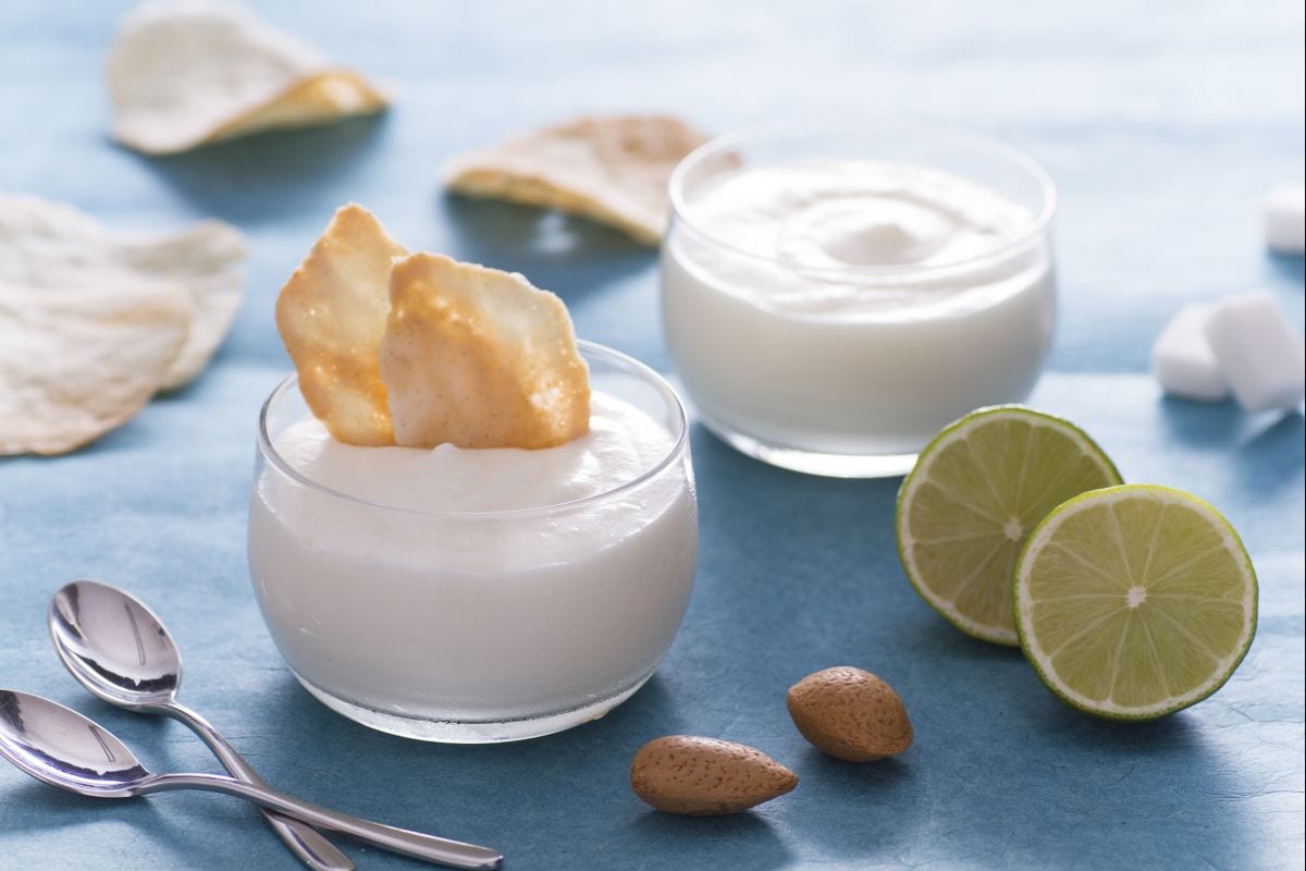 Mousse au citron avec petit biscuit aux amandes