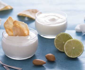 Mousse au citron avec petit biscuit aux amandes