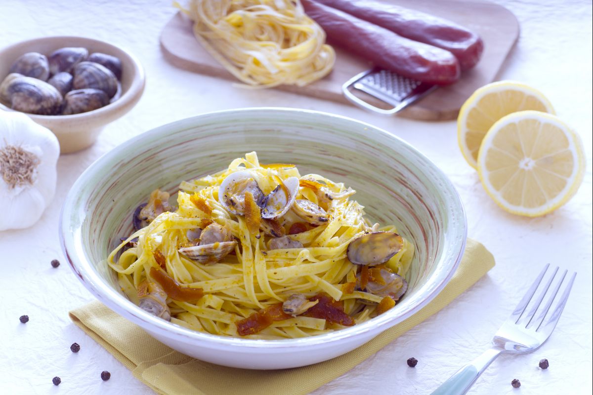 Tagliatelles avec poutargue, palourdes et citron