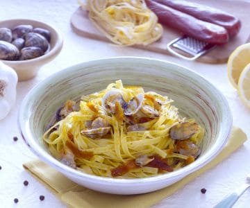 Tagliatelles avec poutargue, palourdes et citron