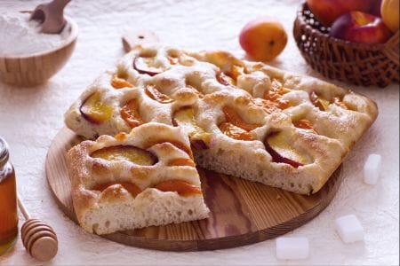 Fougasse sucrée aux pêches et abricots