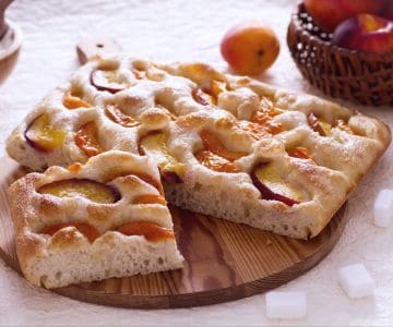 Fougasse sucrée aux pêches et abricots