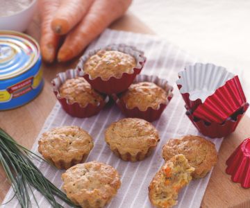 Petits gâteaux complets aux légumes et au thon