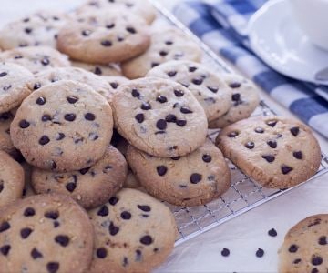 Cookies au lait concentré avec noisettes et pépites de chocolat