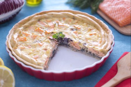 Quiche au saumon avec pommes de terre et radicchio