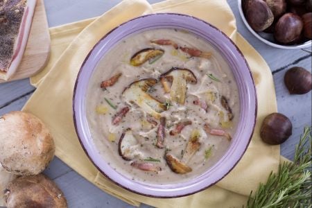 Velouté de châtaignes aux cèpes et joue de porc croustillante