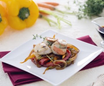 Coquilles Saint-Jacques sur lit d'oignons caramélisés avec carottes et poivrons à la sauce soja