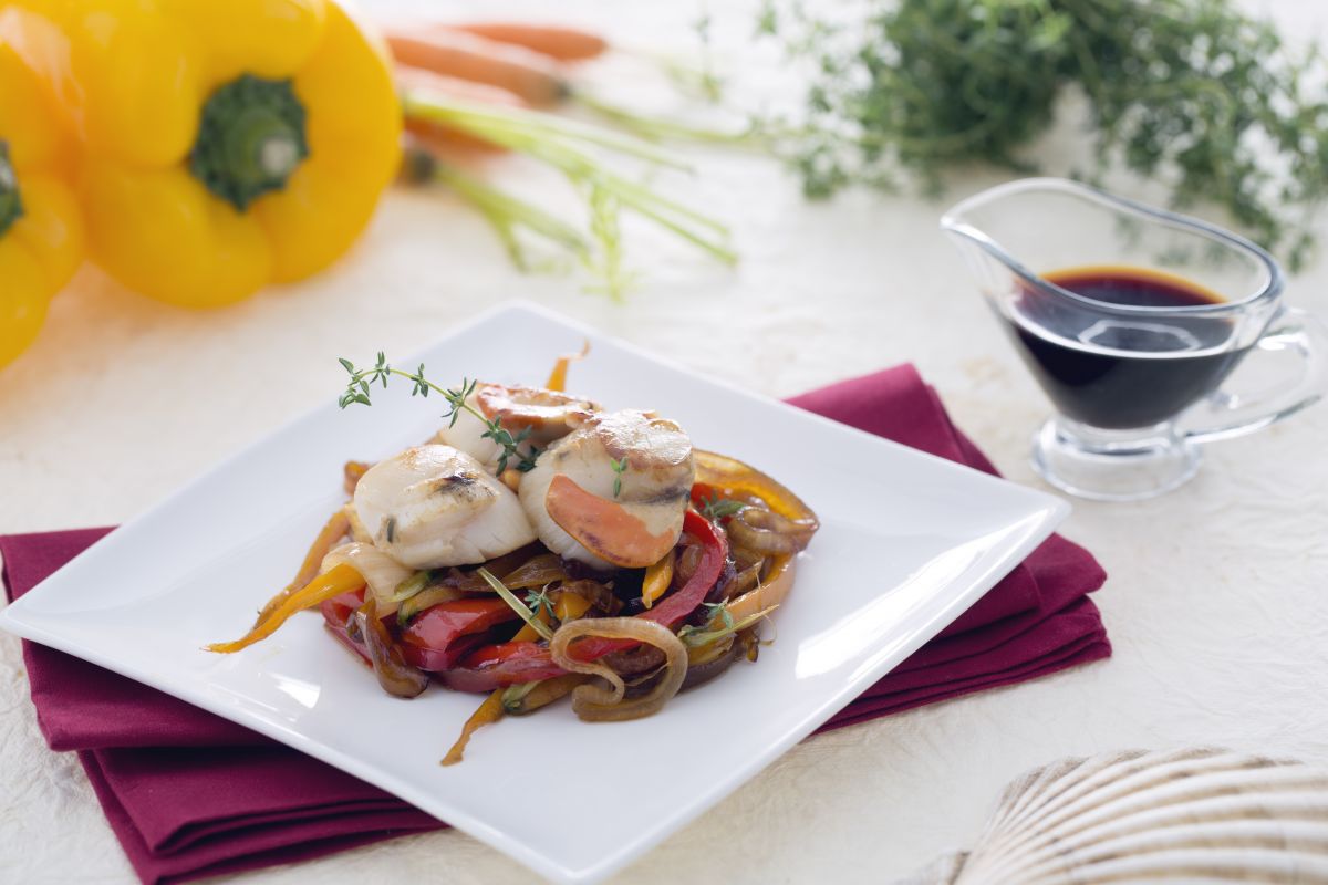 Coquilles Saint-Jacques sur lit d'oignons caramélisés avec carottes et poivrons à la sauce soja