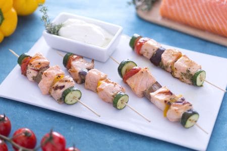 Shish kebab de saumon avec sauce yaourt