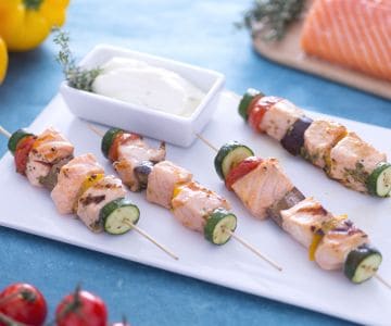 Shish kebab de saumon avec sauce yaourt