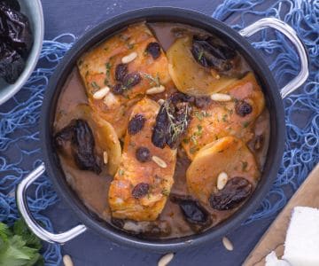 Morue avec prunes, raisins secs et pignons