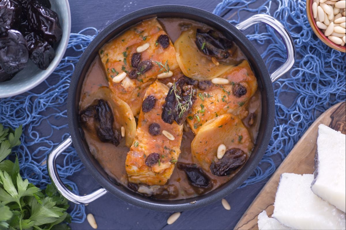 Morue avec prunes, raisins secs et pignons