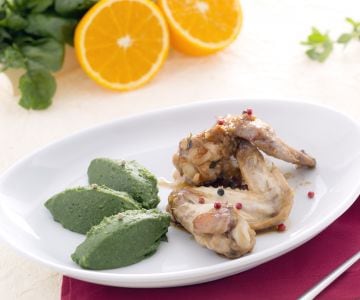 Ailes de poulet épicées avec purée riche de pommes de terre et épinards