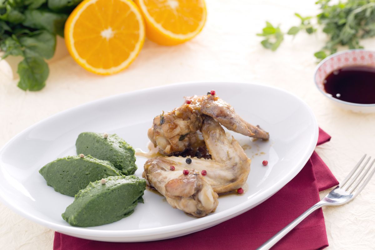 Ailes de poulet épicées avec purée riche de pommes de terre et épinards