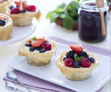 Paniers de pâte filo avec crémeux de chocolat blanc et confiture de fruits rouges
