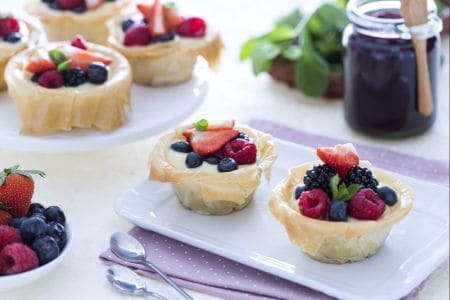 Paniers de pâte filo avec crémeux de chocolat blanc et confiture de fruits rouges