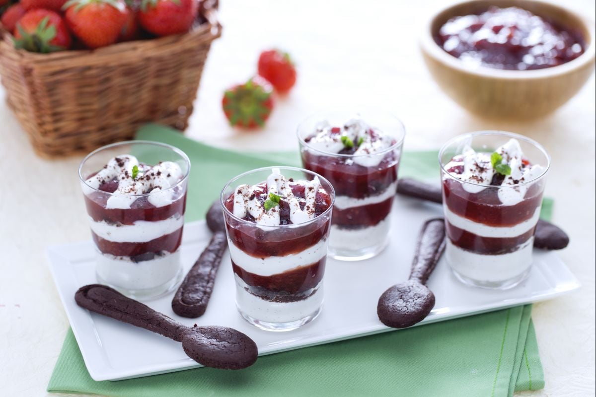 Verrines à la crème de yaourt, confiture de fraises et sablés au cacao