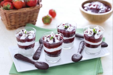 Verrines à la crème de yaourt, confiture de fraises et sablés au cacao