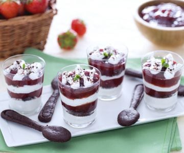 Verrines à la crème de yaourt, confiture de fraises et sablés au cacao
