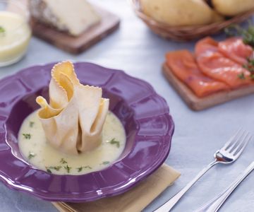 Feuilleté de pâtes fraîches au saumon, tome et chicorée sur crème de pommes de terre