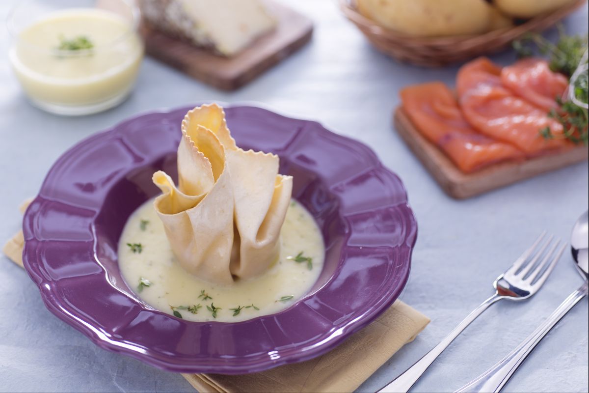 Feuilleté de pâtes fraîches au saumon, tome et chicorée sur crème de pommes de terre