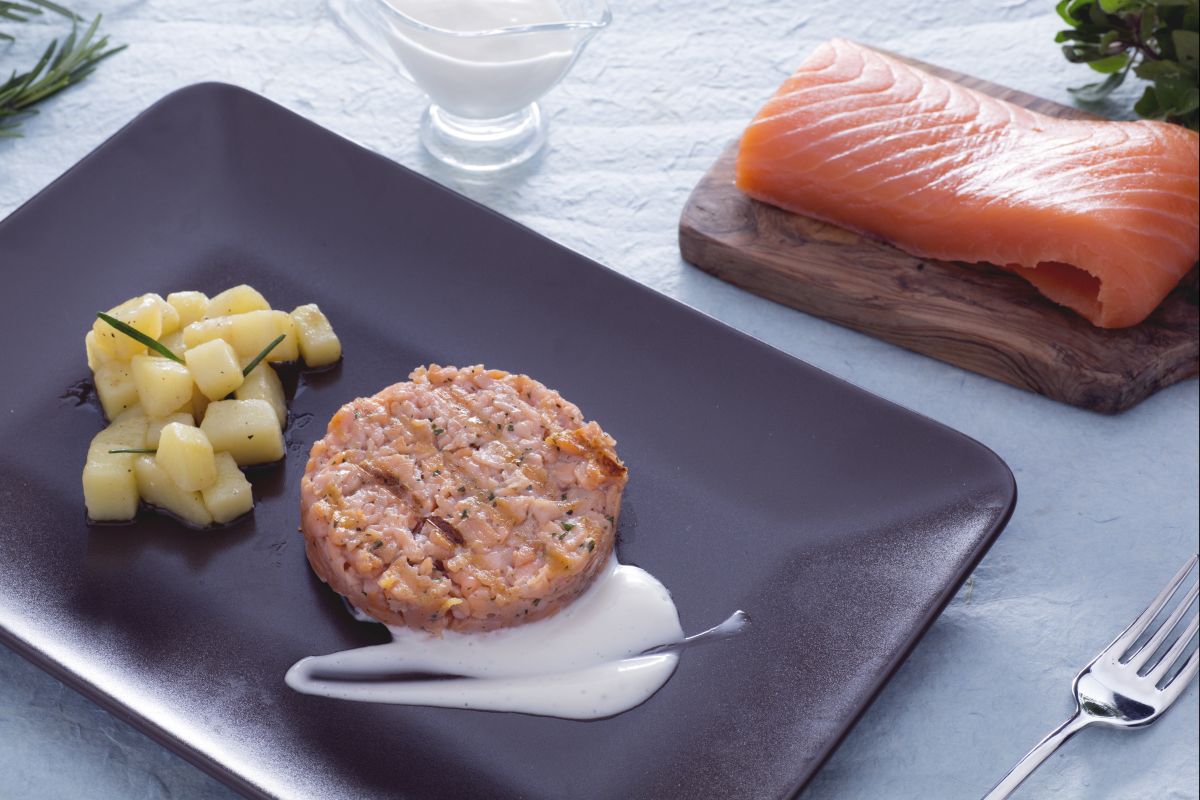 Burger de saumon avec mayonnaise sans œufs et pommes de terre sautées