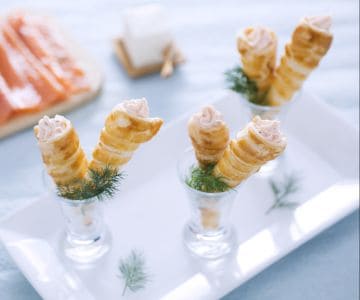 Mini croissants feuilletés à la crème de saumon et fromage frais