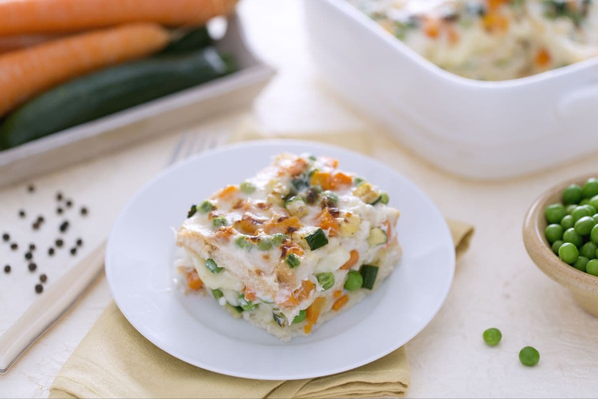 Lasagnes de pain de mie avec fromage et ragoût de légumes