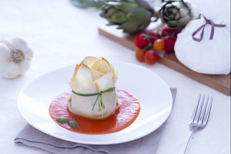 Pochettes avec burrata, artichauts et sauce tomate