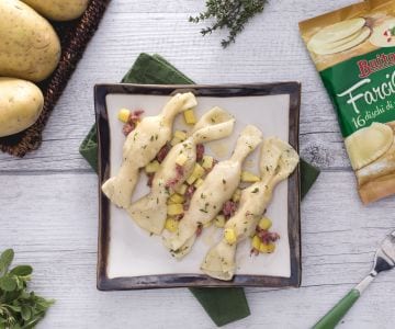 Bonbons farcis de pommes de terre et saucisse aux herbes aromatiques