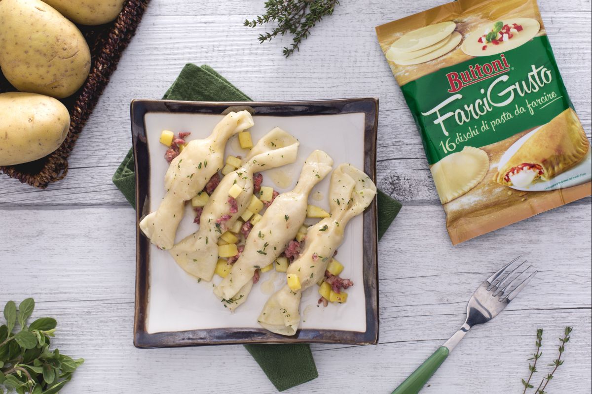 Bonbons farcis de pommes de terre et saucisse aux herbes aromatiques