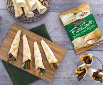 Cornets avec lanières de bœuf et légumes croquants