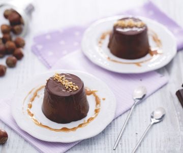 Panna cotta au chocolat et noisettes avec caramel salé