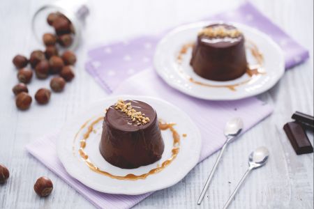Panna cotta au chocolat et noisettes avec caramel salé