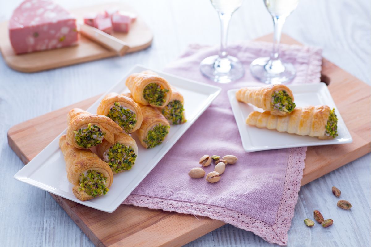 Cornets salés avec mousse de mortadelle