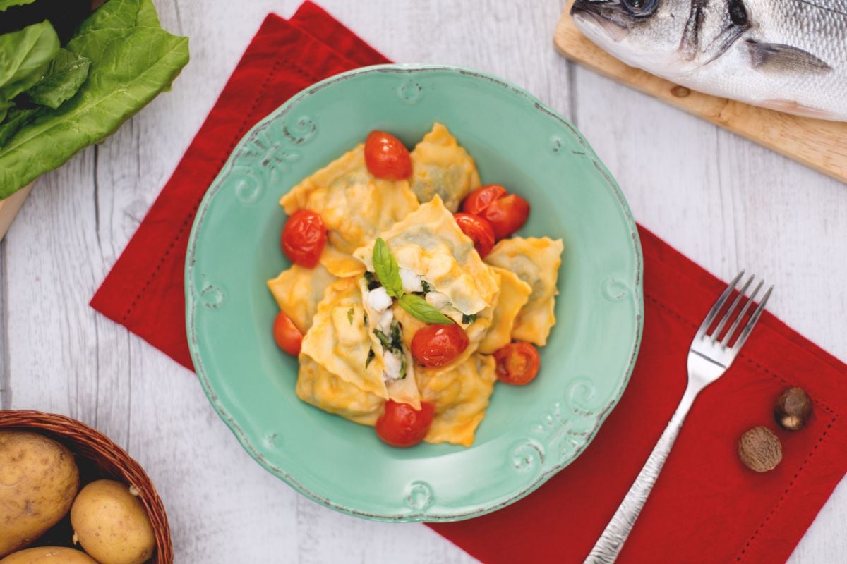 Raviolis de poisson avec des tomates cerises