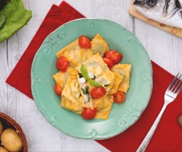 Raviolis de poisson avec des tomates cerises