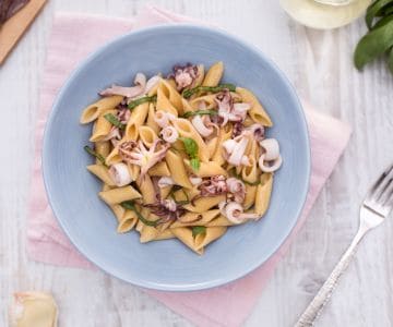 Mezze penne complètes aux calmars au vin blanc