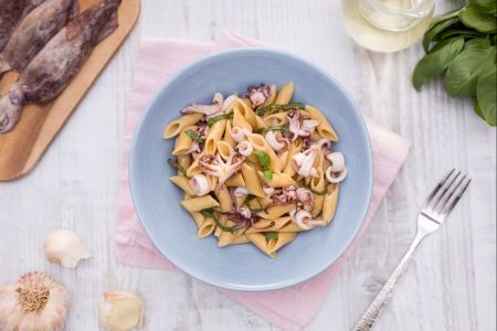 Mezze penne complètes aux calmars au vin blanc