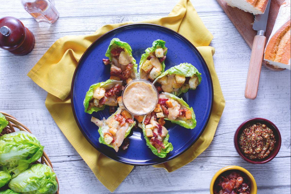 Caesar salad de poulet sur laitue baby