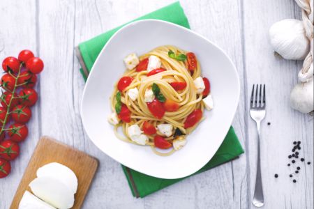Spaghettis carrés avec sauce fraîche et mozzarella