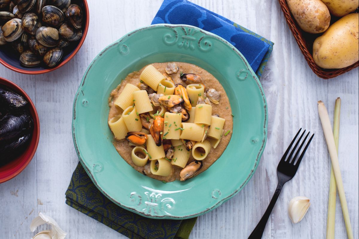 Mezze maniche avec moules et palourdes à la citronnelle