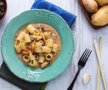 Mezze maniche avec moules et palourdes à la citronnelle