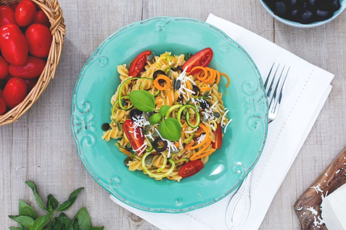 Fusilli complets à la crudaiola avec légumes, graines de courge et ricotta salée