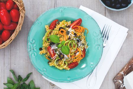 Fusilli complets à la crudaiola avec légumes, graines de courge et ricotta salée