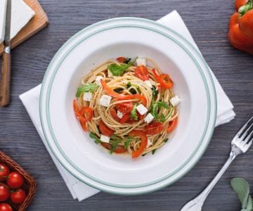Spaghetti complets avec poivrons rouges, roquette et feta