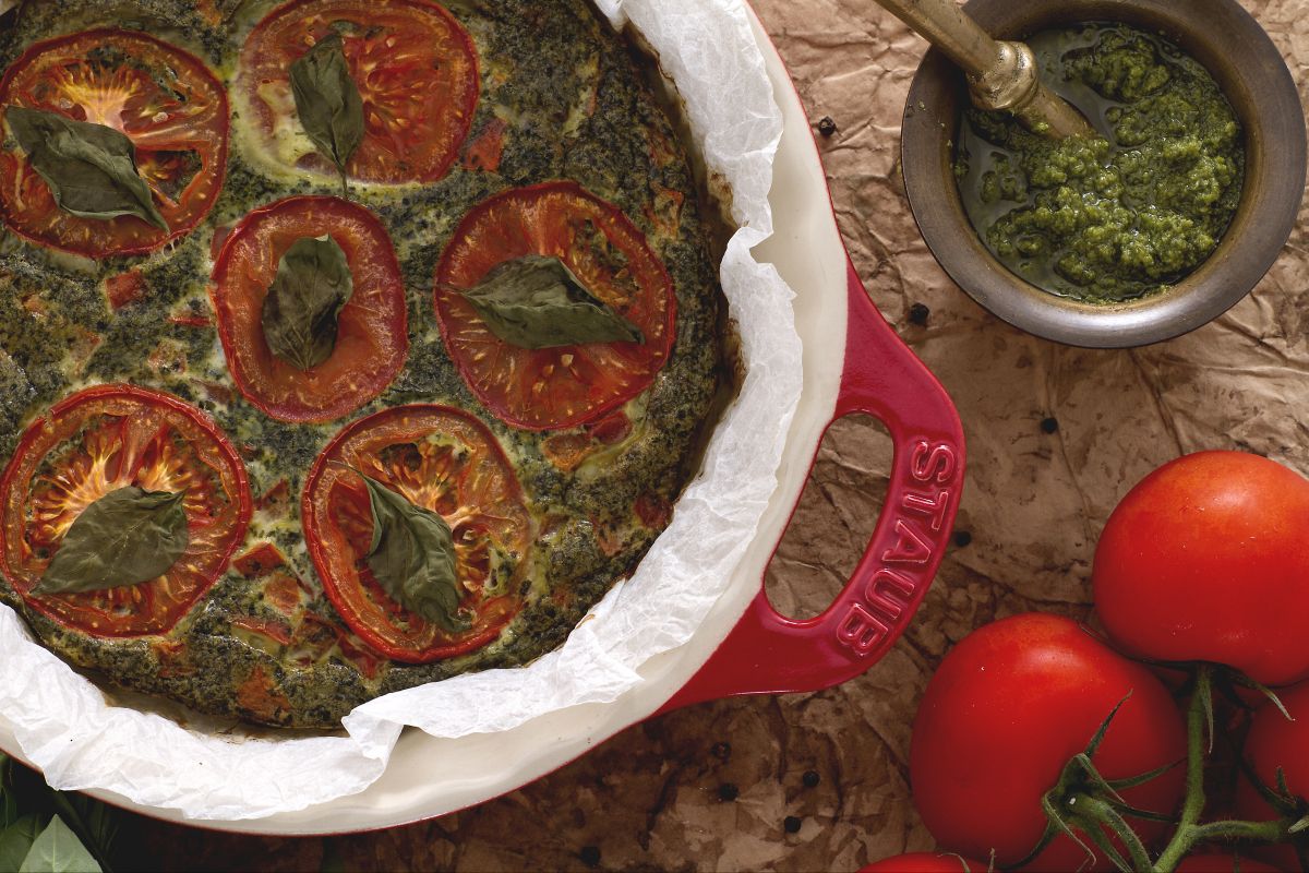 Omelette avec pesto et tomates