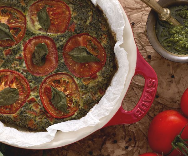 Omelette avec pesto et tomates